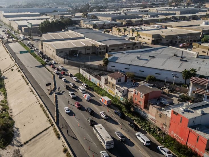 Inician reparación de socavón en Vía Rápida Poniente y cierran carriles por daños a tubería pluvial