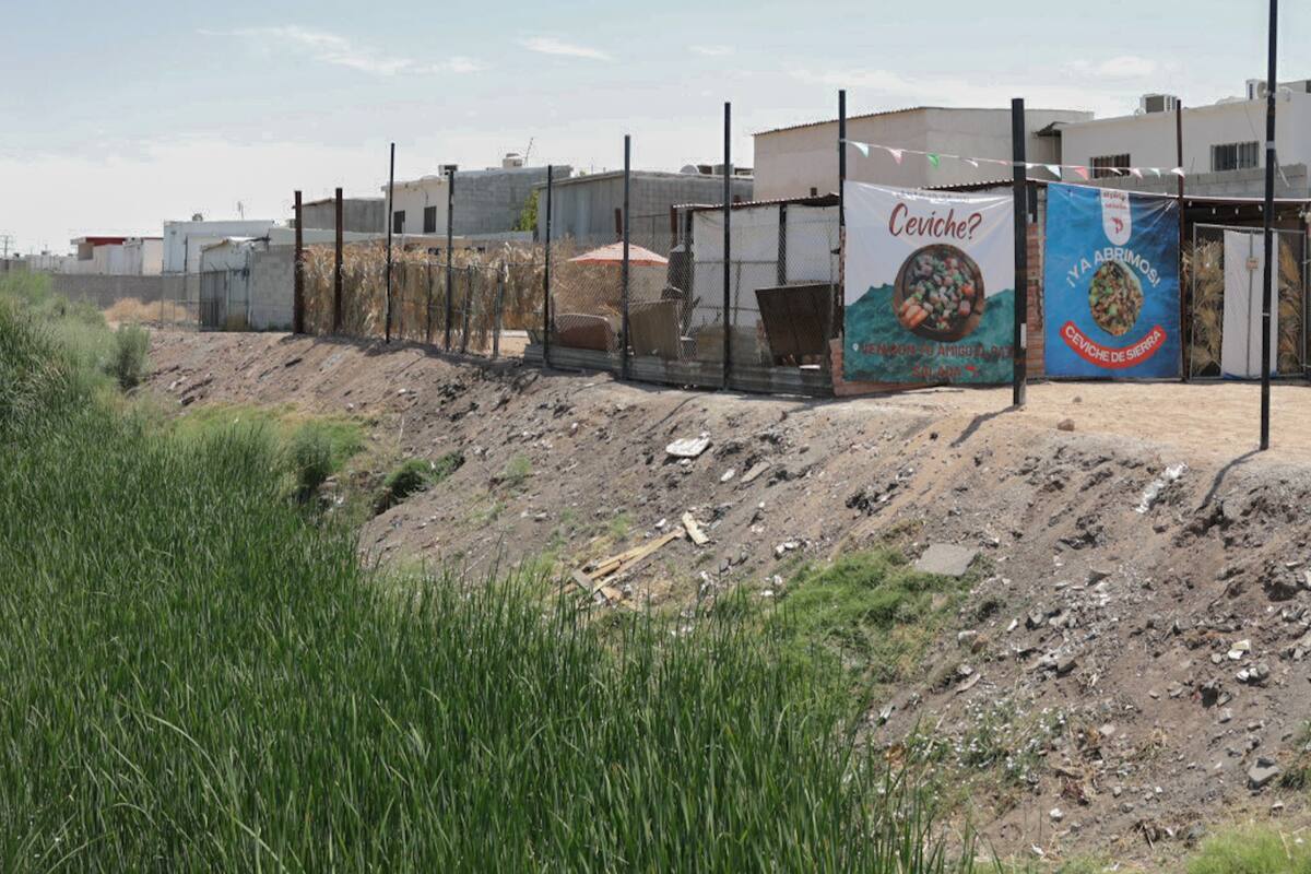 Residentes de Gran Venezia exigen desalojen a invasores de un dren debido a que impiden el acceso de bomberos