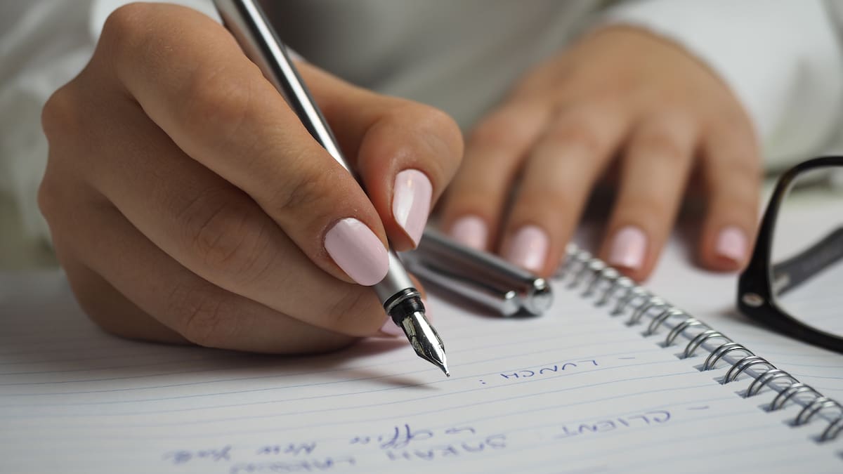 Dedica un momento a escribir, pintar o crear algo que refleje tus emociones /Foto: Time