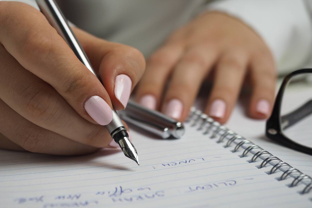 Por estas razones, deberías escribir a mano en lugar de usar dispositivos electrónicos