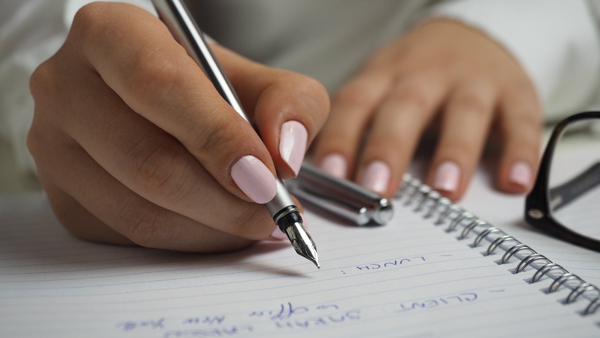 La duda persiste porque ambas expresiones parecen cumplir la misma función, pero no tienen el mismo estatus dentro del español estándar.