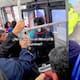 Hombre sorprende a todos al saltar de un camión en movimiento en lugar de pedir la parada