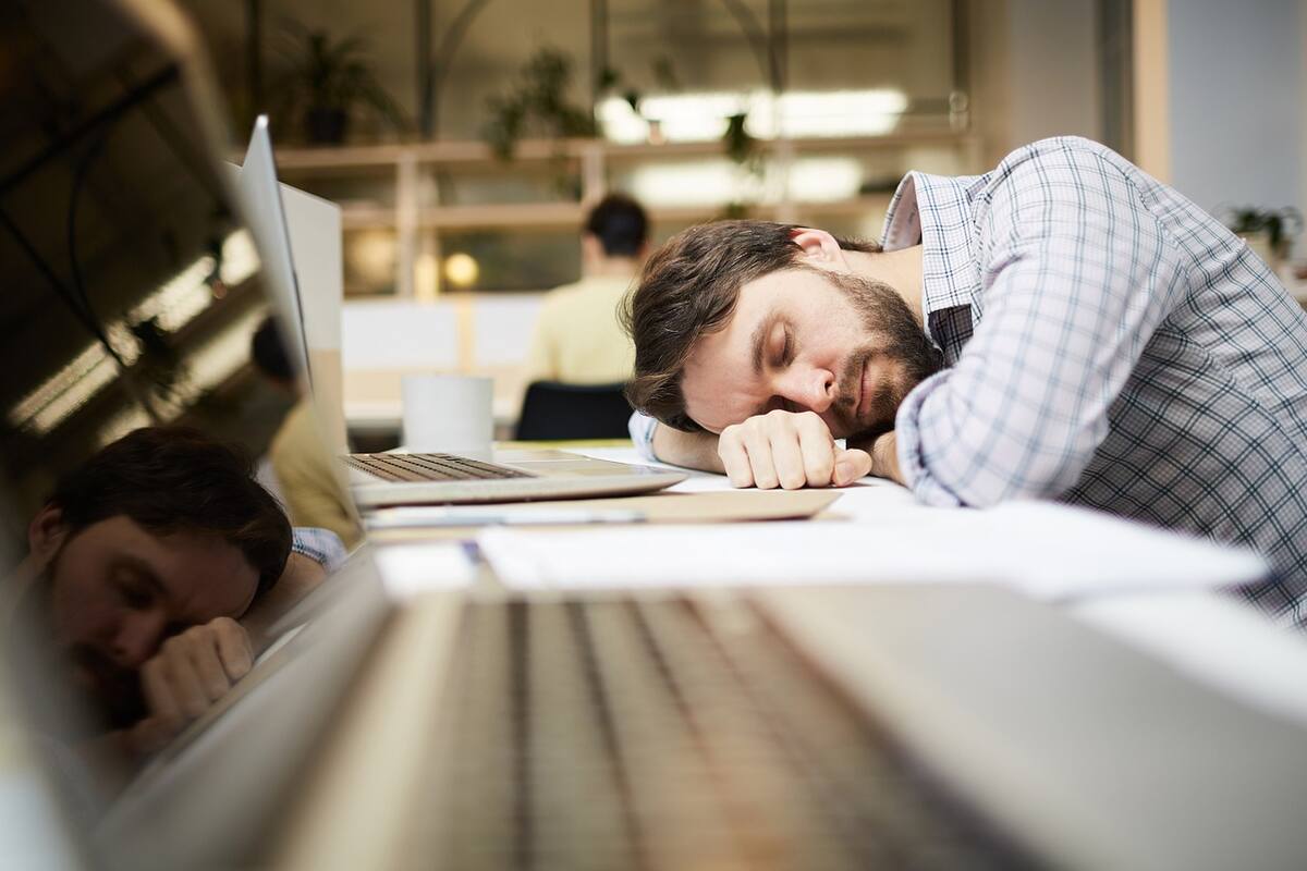 La calidad del sueño no solo se relaciona con sentirse descansado al despertar, sino que impacta directamente en nuestra capacidad para enfrentar los desafíos diarios.