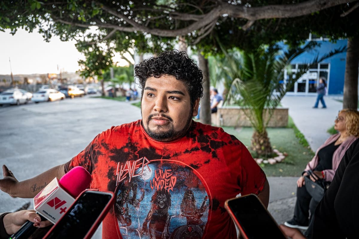 Familiares de una menor víctima de violación se manifestaron en las instalaciones de la Fiscalía para exigir la detención del presunto agresor. Foto: Border Zoom