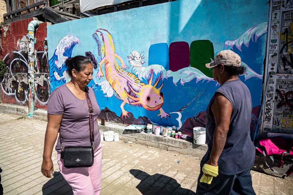 Artista pinta murales en Playas de Tijuana para promover el cuidado de las playas