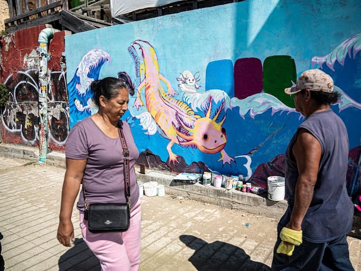 Artista pinta murales en Playas de Tijuana para promover el cuidado de las playas