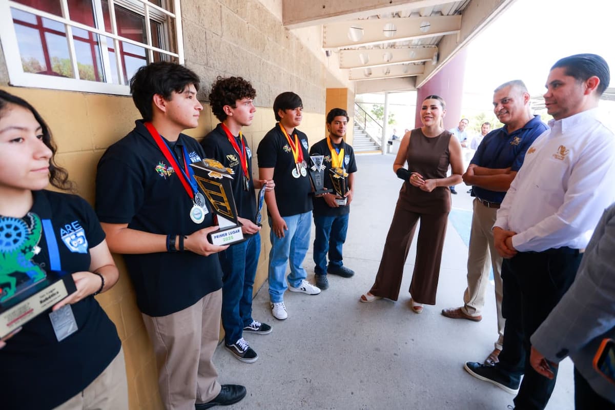 La gobernadora Marina del Pilar Ávila Olmeda conversó con estudiantes y docentes durante su visita al encuentro escolar. Foto: Cortesía