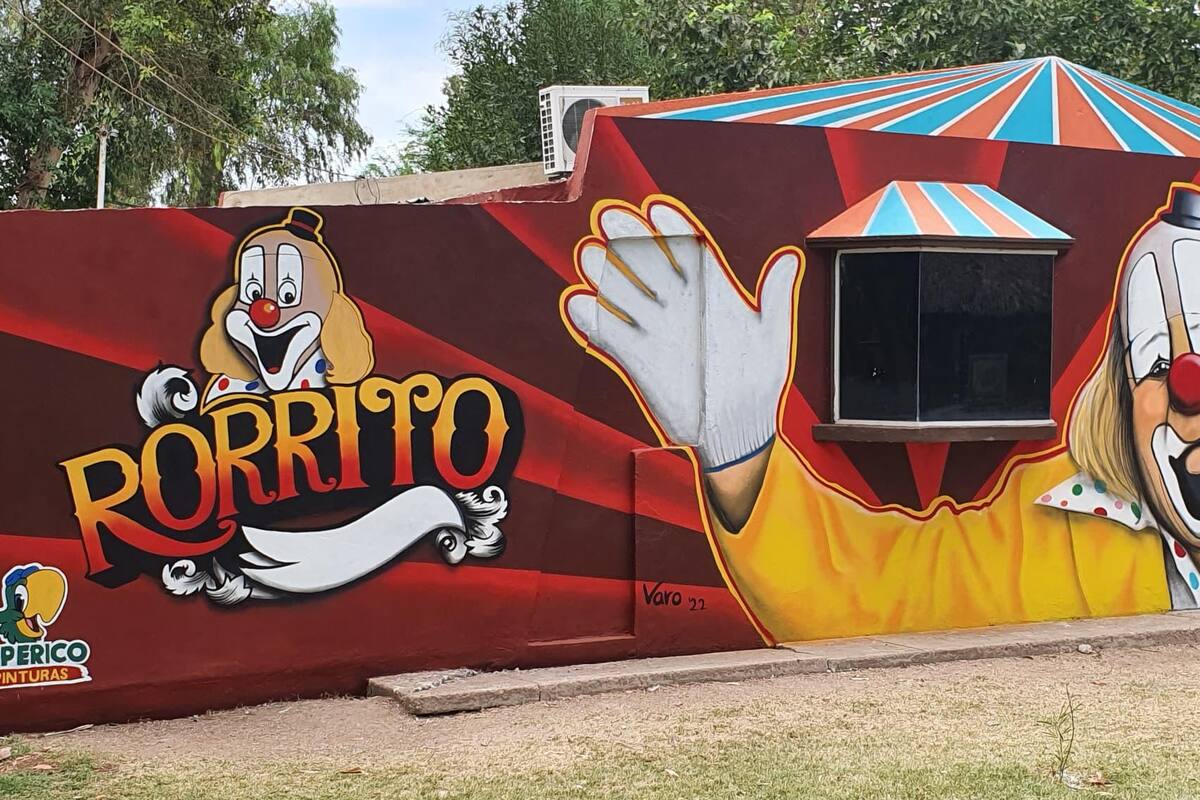 Realizan mural en bosque de la ciudad en honor al payaso Rorrito