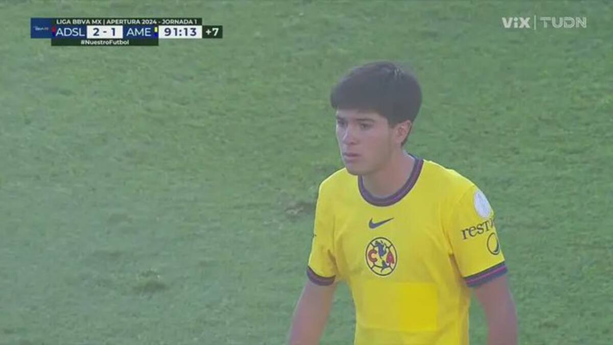 Diego Reyes del Club América con tan solo 16 años de edad tiene que utilizar parche en su uniforme.