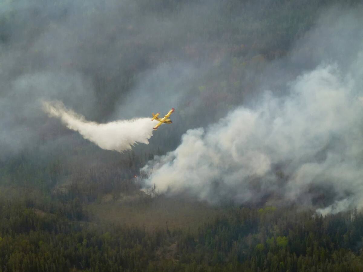 Un avión bombardero de agua combate un incendio forestal en el sureste de Manitoba, como se muestra en esta foto proporcionada por el gobierno de Manitoba el martes 27 de mayo de 2025. | Crédito: Gobierno de Manitoba vía The Canadian Press vía AP