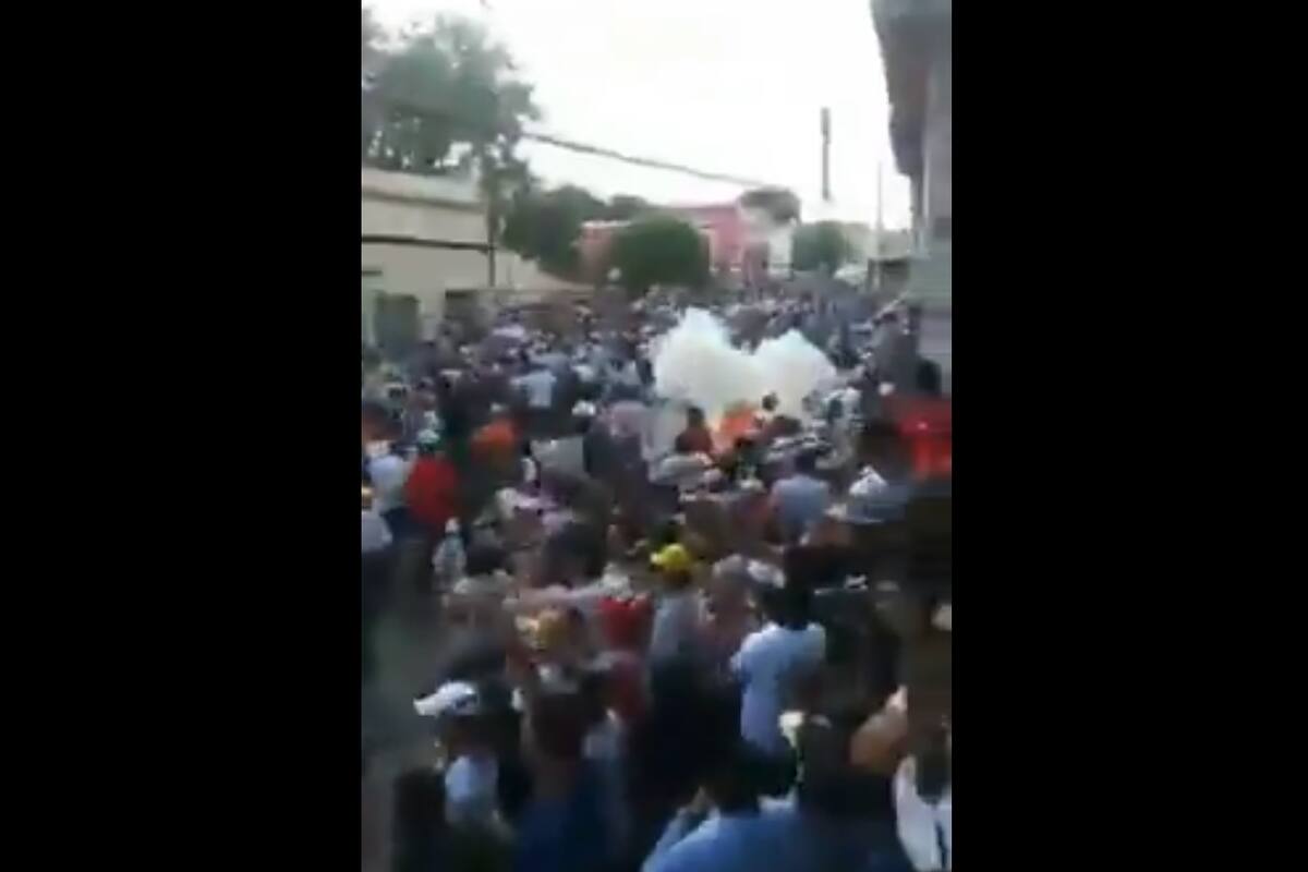 VIDEO: Policía lanza gas lacrimógeno contra manifestantes en Mérida