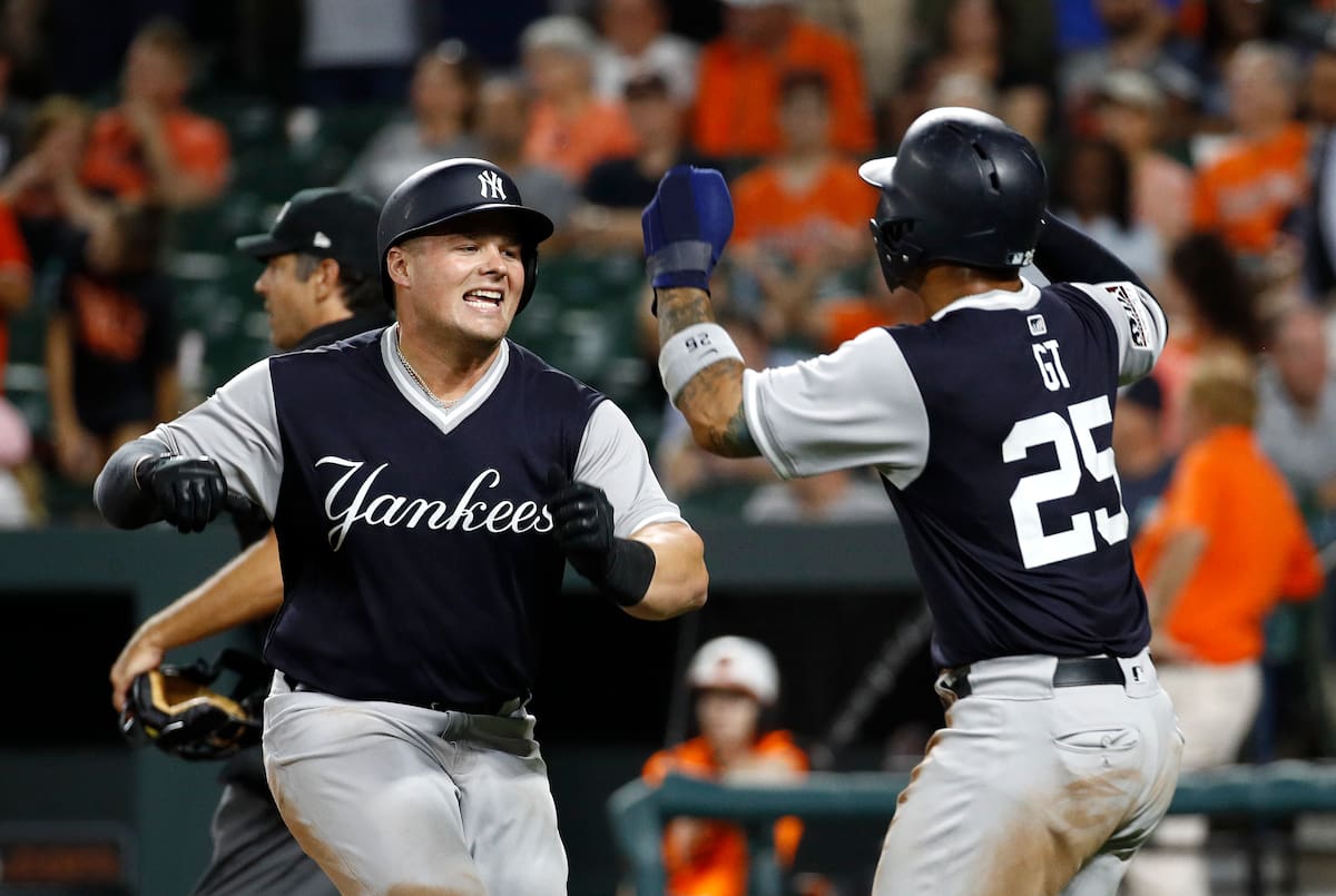 Luke Voit y Gleyber Torres portando un alternativo jersey azul debido al evento "MLB Players Weekend 2018". (AP Photo/Patrick Semansky)