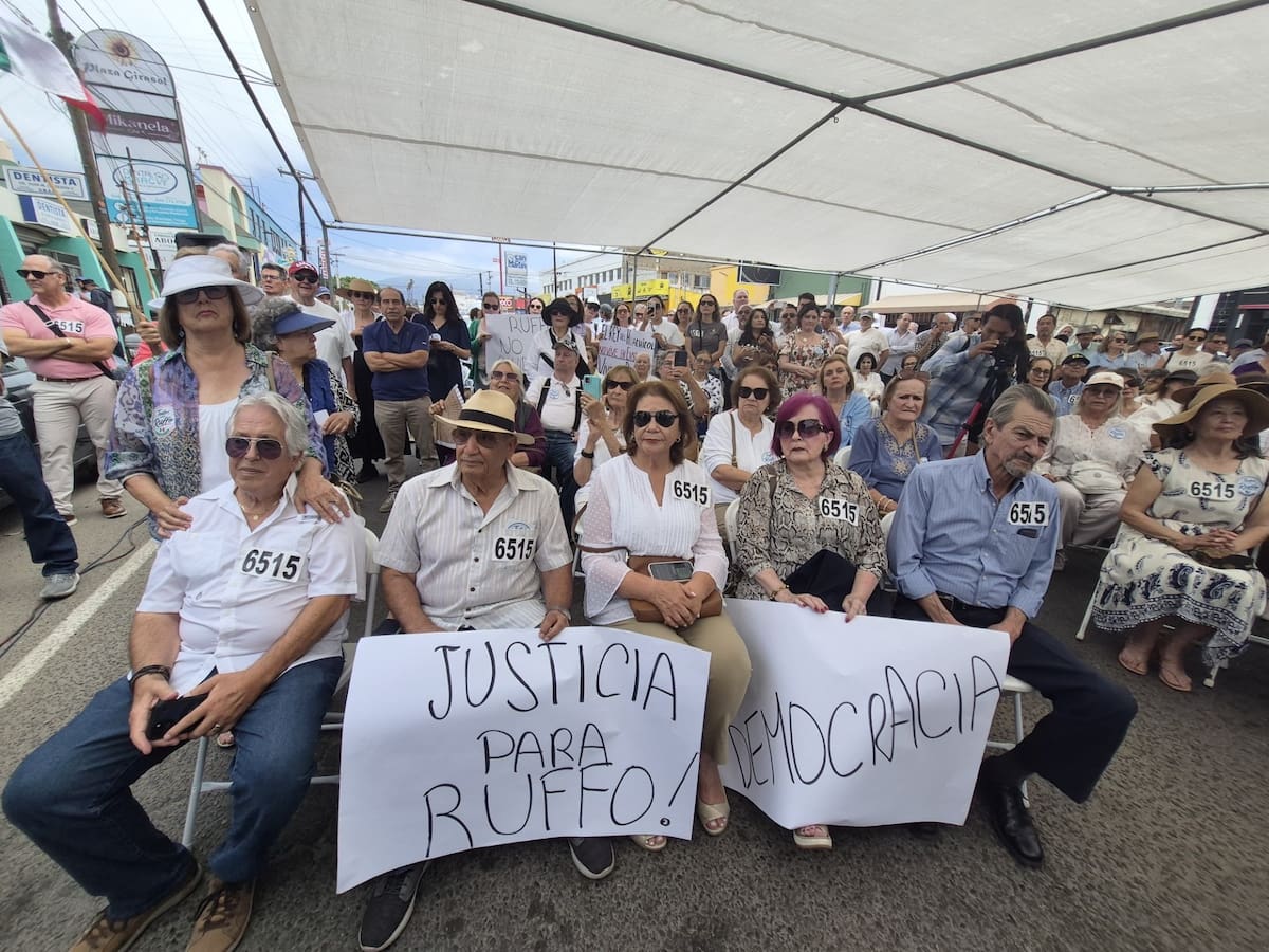 Personas se manifestaron en apoyo a Ernesto Ruffo y exigieron que el ex gobernador pueda continuar su proceso penal en prisión domiciliaria. Foto: Cortesía