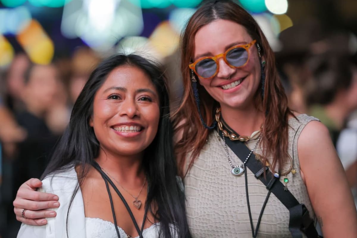 Yalitza Aparicio y Regina Blandón aparecen en el área VIP de La Cura Fest y se toman selfies con fans