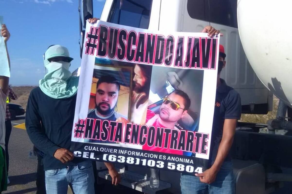 Bloquean carretera por joven desaparecido en Caborca