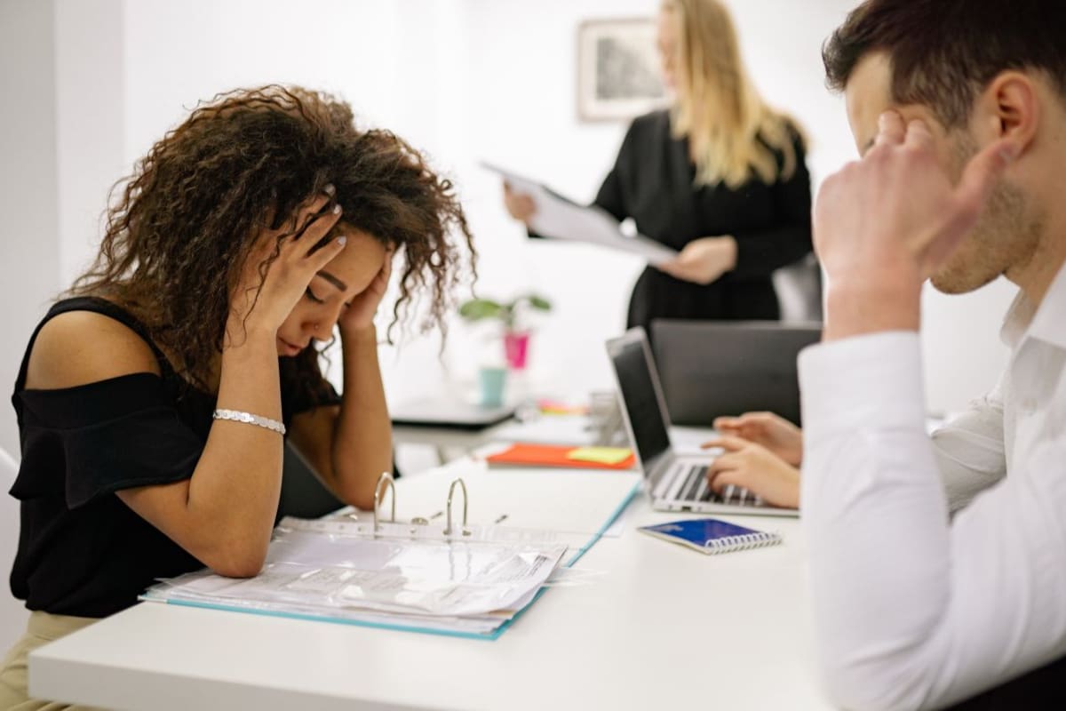 ¿Sufres por tu jefe? Expertos explican cómo sobrevivir al caos laboral, evitar el desgaste emocional y convertir un ambiente tóxico en una oportunidad de crecimiento profesional