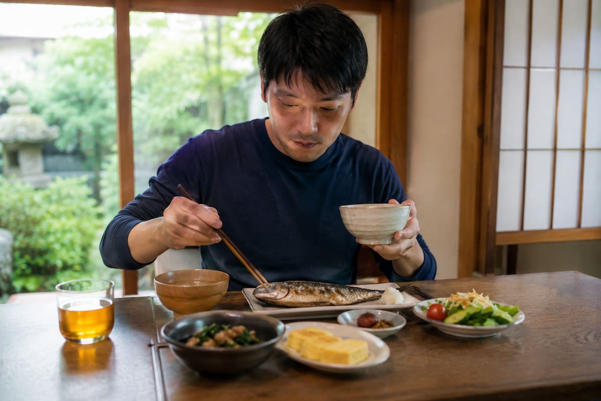 En Japón, el desayuno tradicional refleja orden, equilibrio, respeto por el arroz, presencia del mar y una forma de comer donde varios elementos pequeños forman un plato completo. | Imagen de IA de ChatGPT