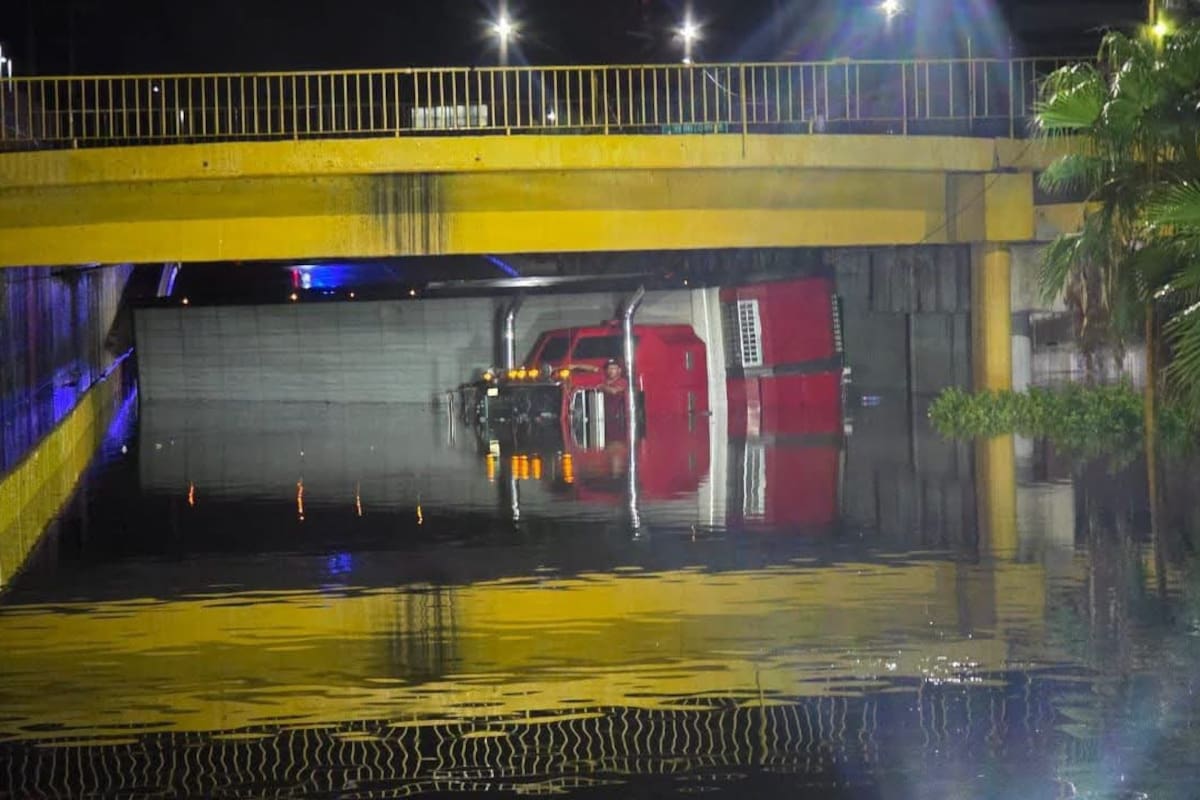 Rescatan a trailero atrapado en paso a desnivel inundado de la calle 200 en Ciudad Obregón