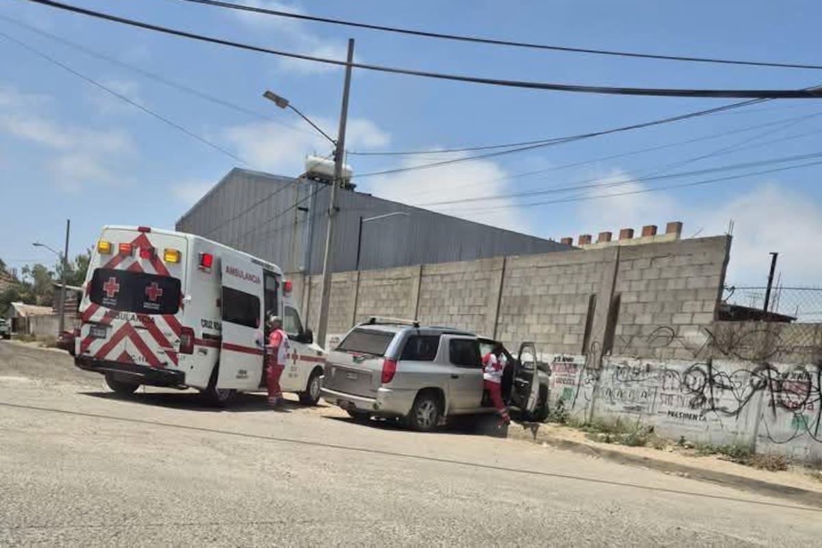 Conductora sufre convulsiones y pierde el control de su camioneta