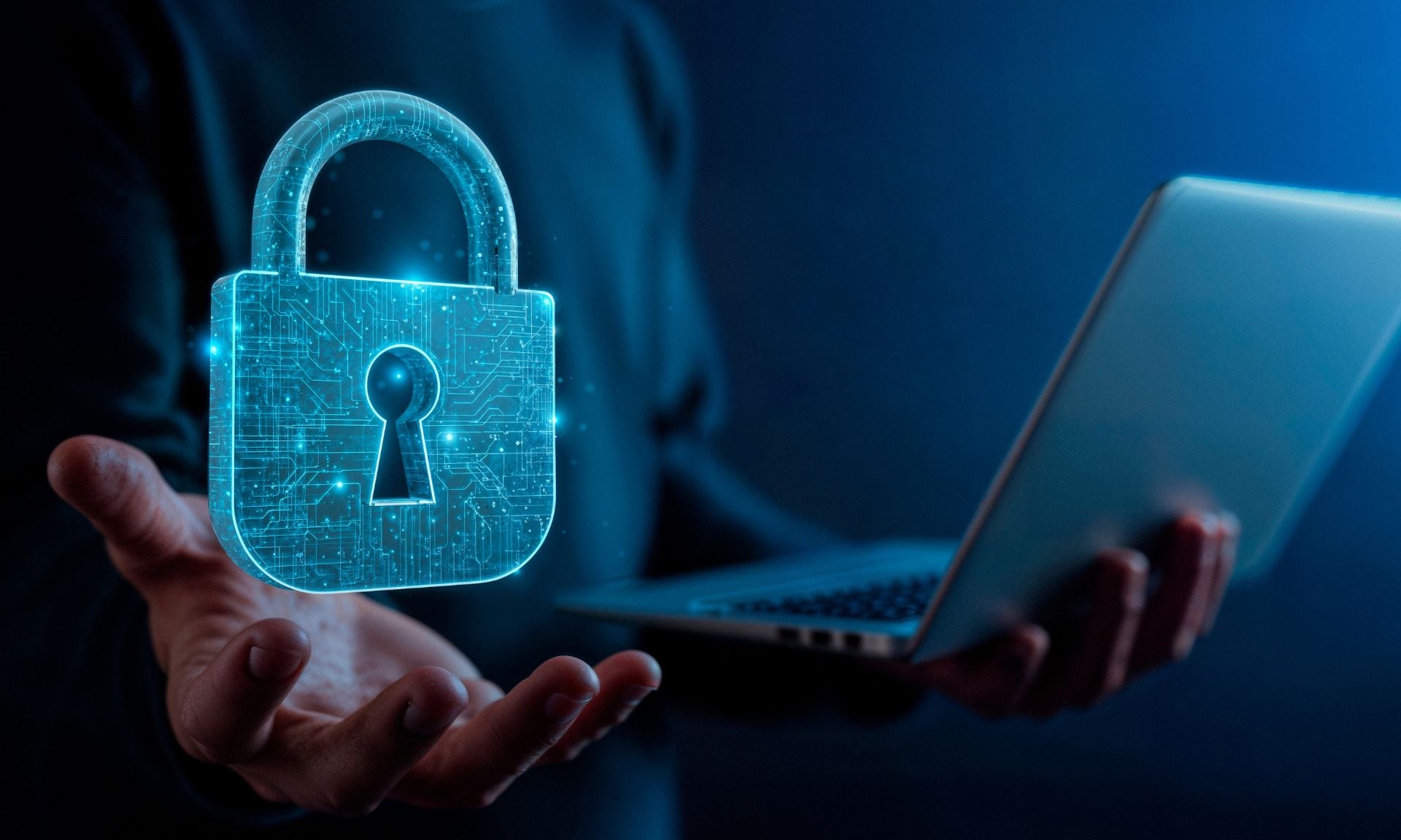Datos como nombres completos, correos electrónicos y fragmentos de tarjetas quedaron expuestos ante el hackeo. | Foto: Magnific
