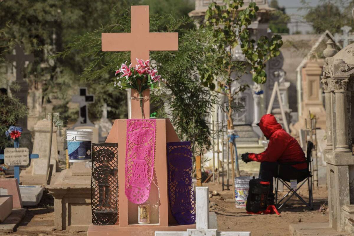 Acuden mexicalenses a panteones