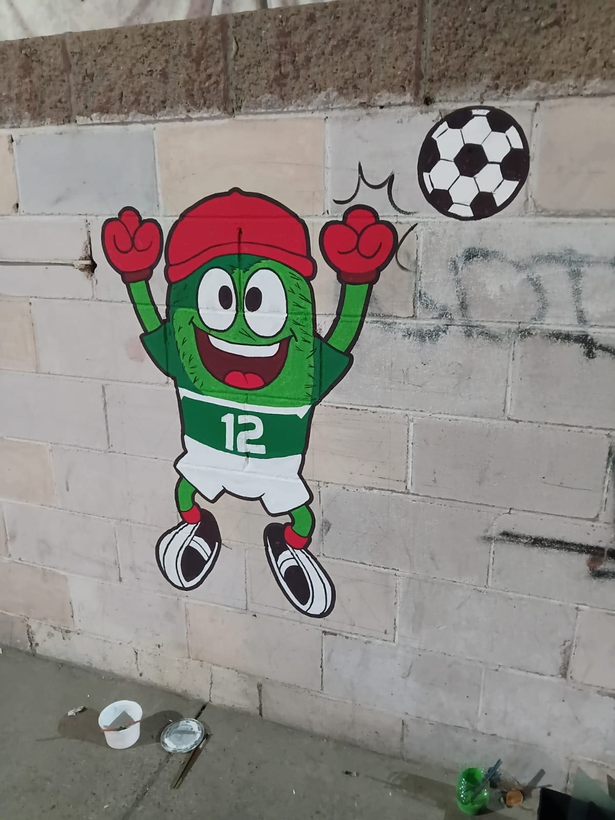 Espinito, mascota de la Selección Mexicana en la década de los 2000, es una de las mascotas más queridas por los niños que pasan rumbo a la primaria todos los días. (Foto: Patrizio Caro)