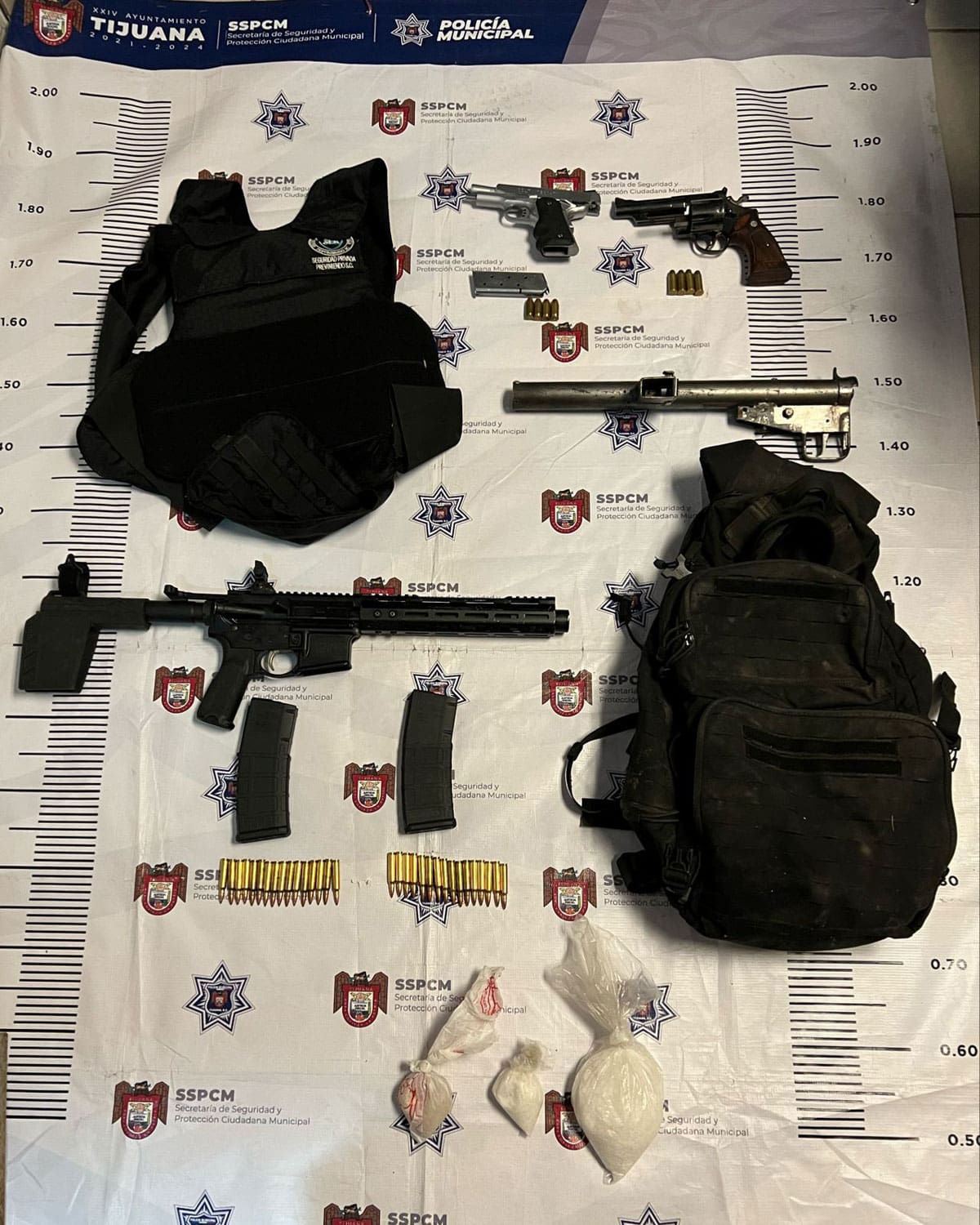 Las armas y drogas decomisadas.