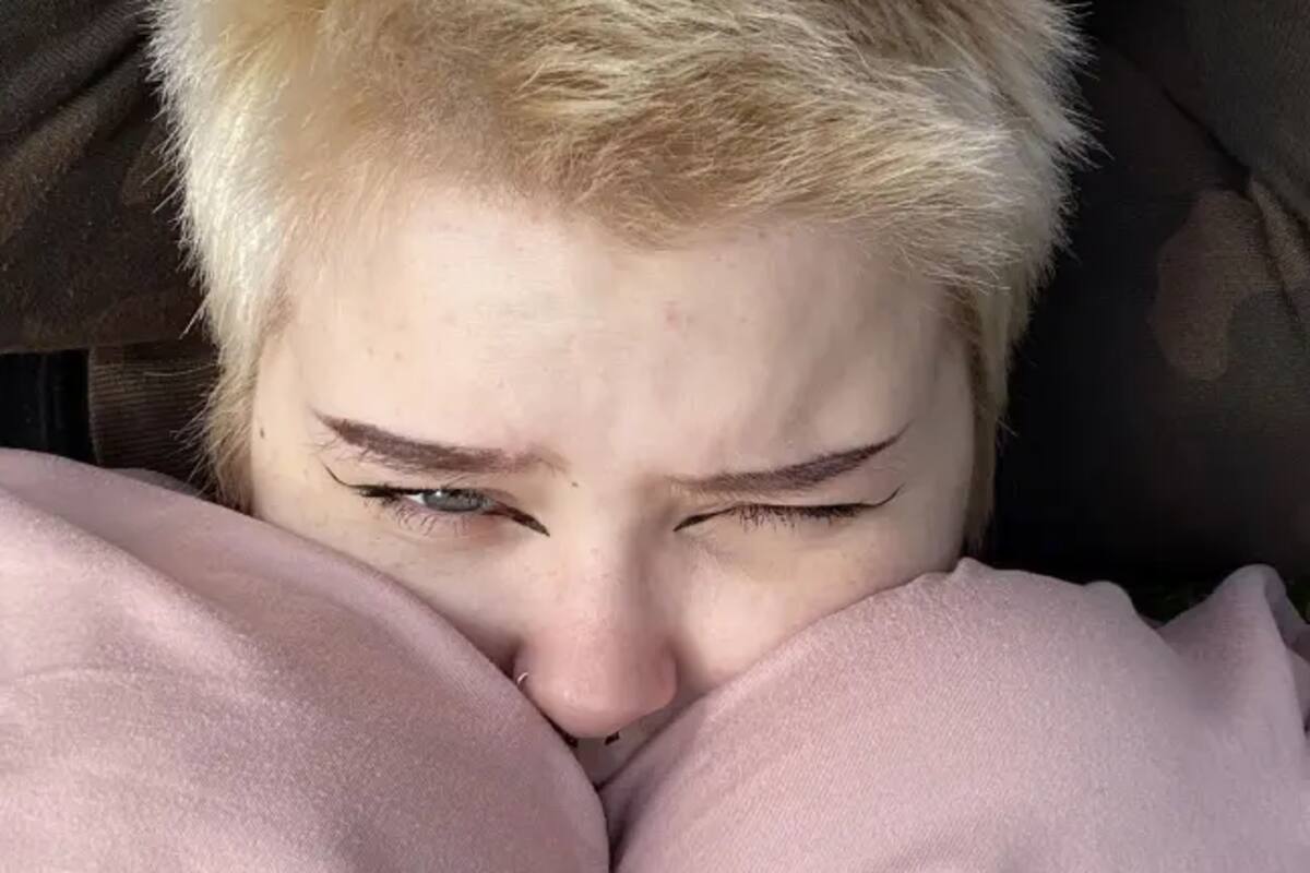 "Mis senos me asfixian cuando duermo": Mujer sufre física y emocionalmente por el tamaño de su pecho; teme un día no despertar