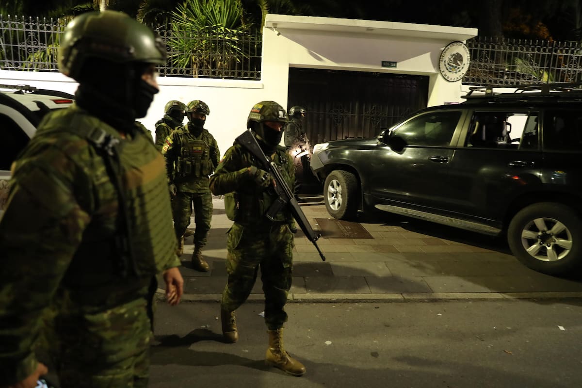 Integrantes de un cuerpo élite de la Policía ecuatoriana irrumpen en la Embajada de México para detener al exvicepresidente Jorge Glas, condenado por corrupción, y a quien se le fue negado el asilo político, este viernes en Quito (Ecuador). EFE/ José Jácome