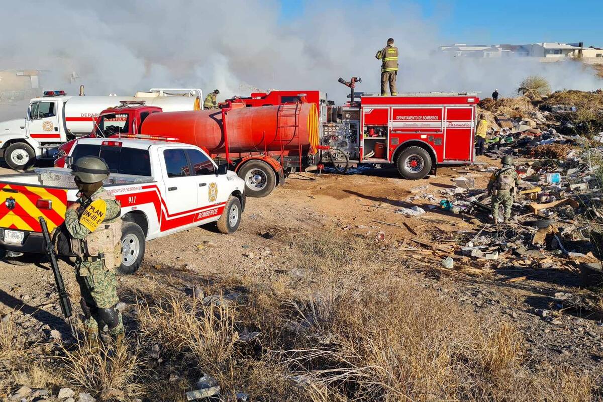 Bomberos continúan combatiendo incendio de basura y maleza frente a Real del Toledo