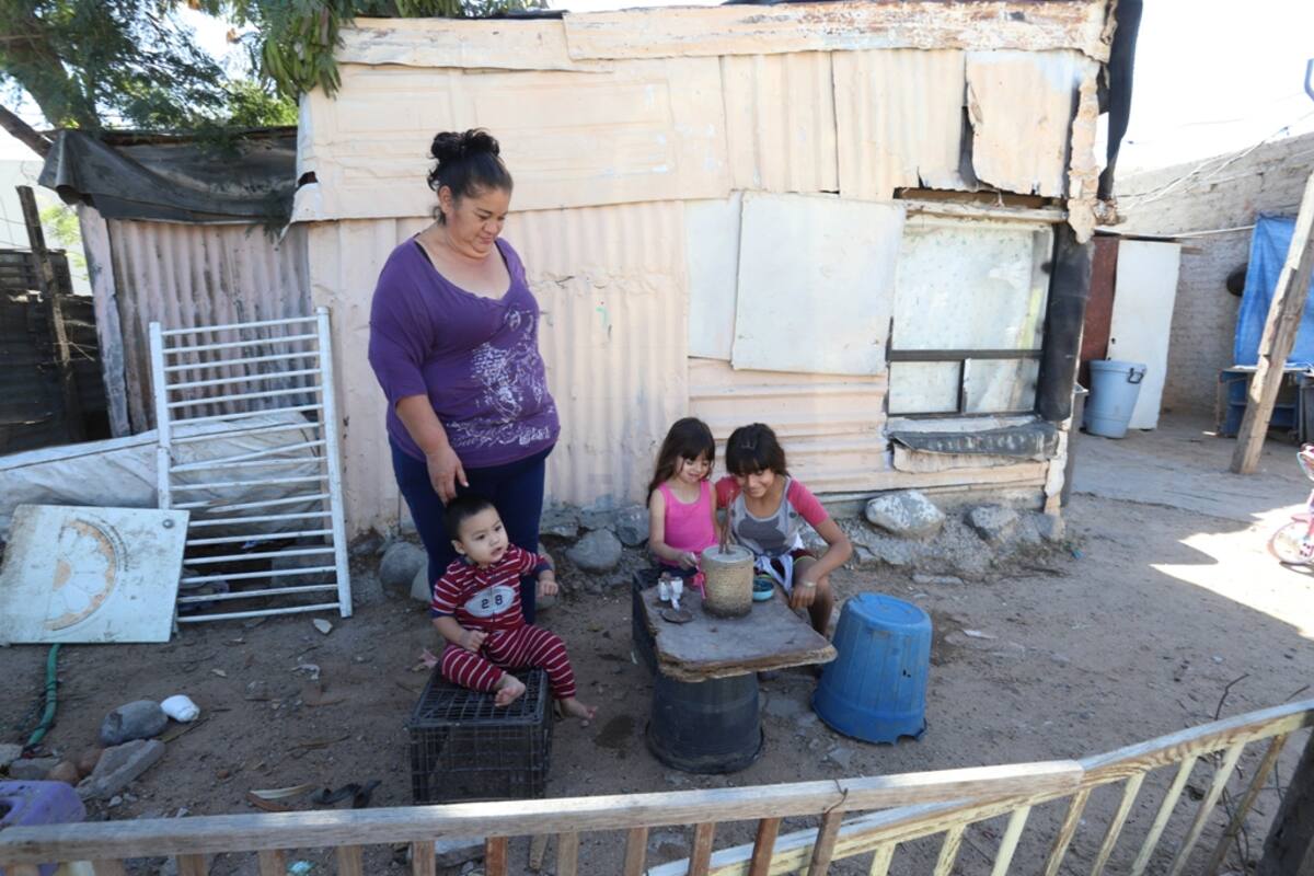 Cobertón Navideño: Para aguantar el frío, se amontonan bajo viejas cobijas