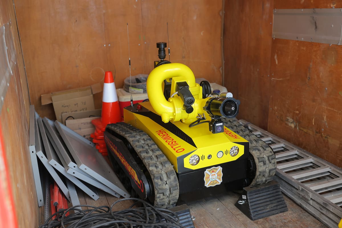 El robot seri es utilizado para entrar a zonas de riesgo donde elementos de bomberos pondrían en riesgo su vida. La capacidad de arrastre es de hasta 300 kilos y un alcance de control de un kilometro y medio.