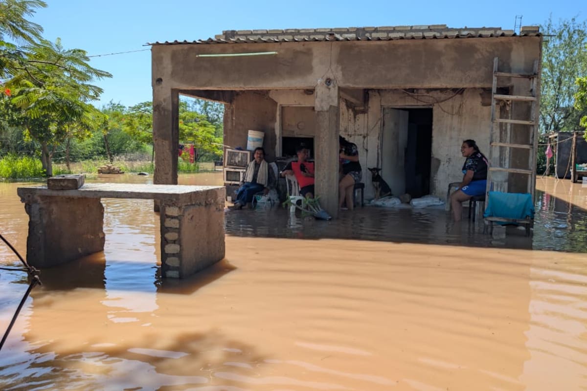 Tras el paso de Polo, comunidades de Guaymas y Empalme quedan bajo el agua; familias salen de sus viviendas inundadas entre calles de difícil acceso y reciben apoyo de la Secretaría de Marina