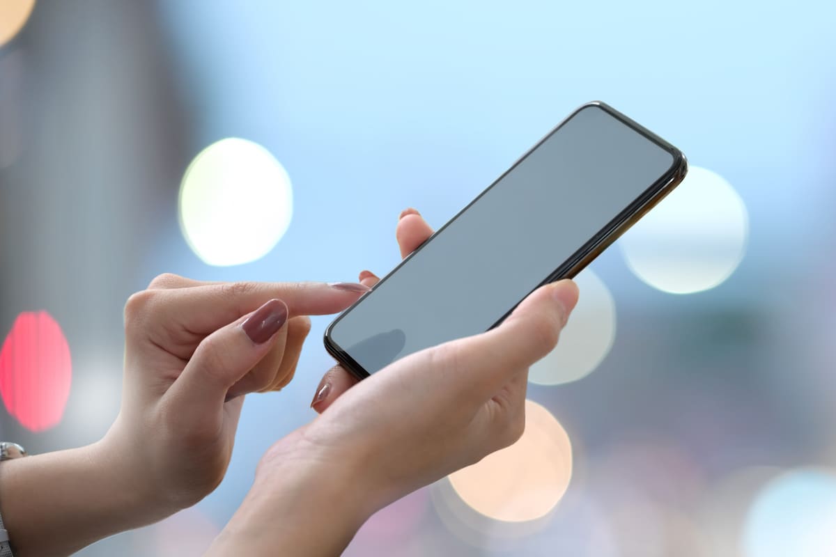 La pantalla de tu celular podría avisarte cuándo tomar agua, según científicos