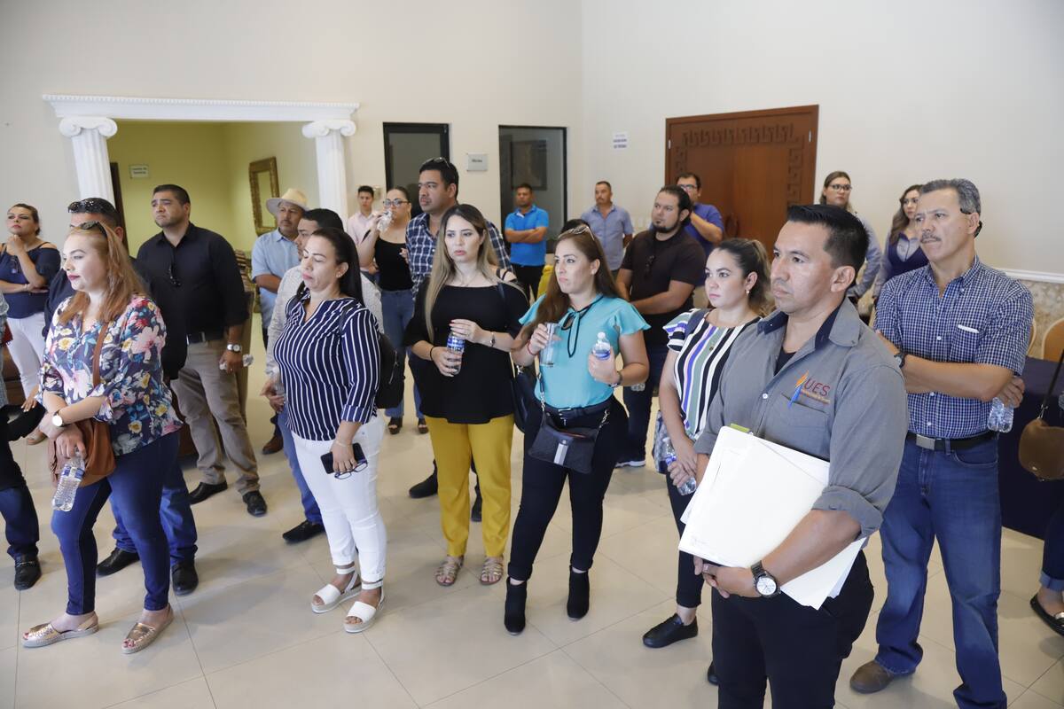 Escuchan papás ABC a funcionarios federales