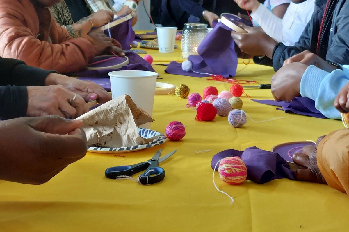Mujeres migrantes se preparan para apoyar marcha