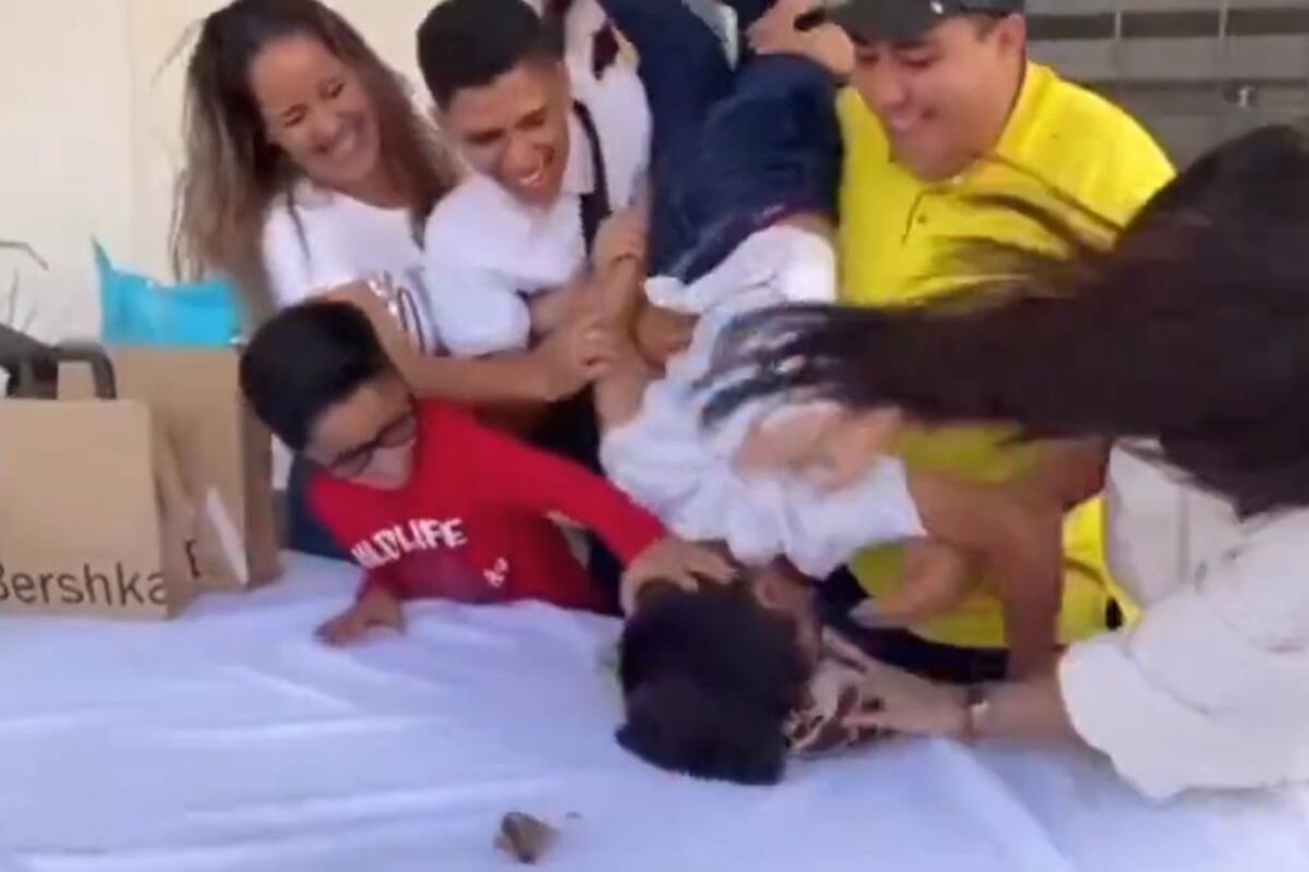 VIRAL: las redes sociales reviven vídeo en el que una familia maltrata a un niño en la “mordida” de su pastel