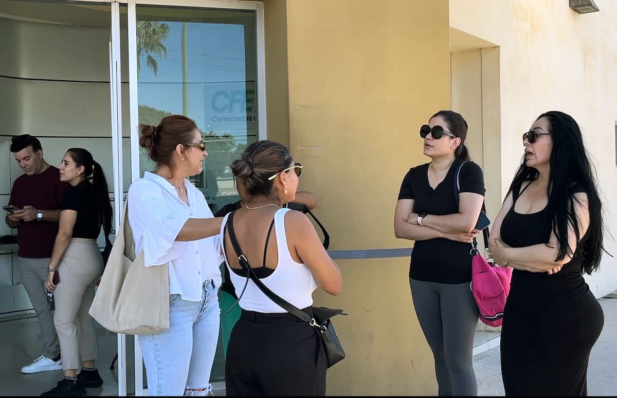 Los residentes llegaron a las oficinas ubicadas sobre Paseo Pedregal y llevaron alimentos echados a perder como muestra de las pérdidas ocasionadas por permanecer varios días sin refrigeración. Foto: Cortesía / Border Zoom