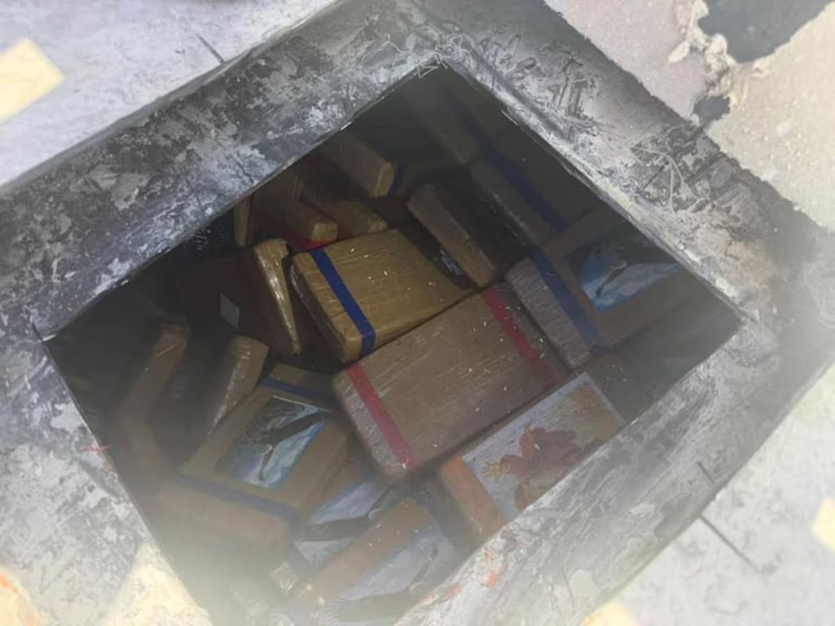 En el operativo fueron detenidas dos personas que viajaban en la unidad, informó la Mesa Estatal de Seguridad de Sonora el sábado 10 de octubre. Foto: Cortesía