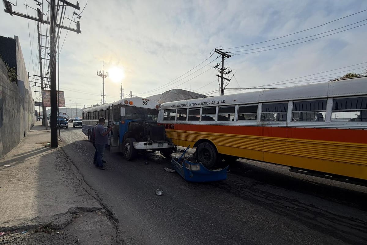 Choque entre camiones de transporte de personal provoca daños materiales en la Calzada Cetys