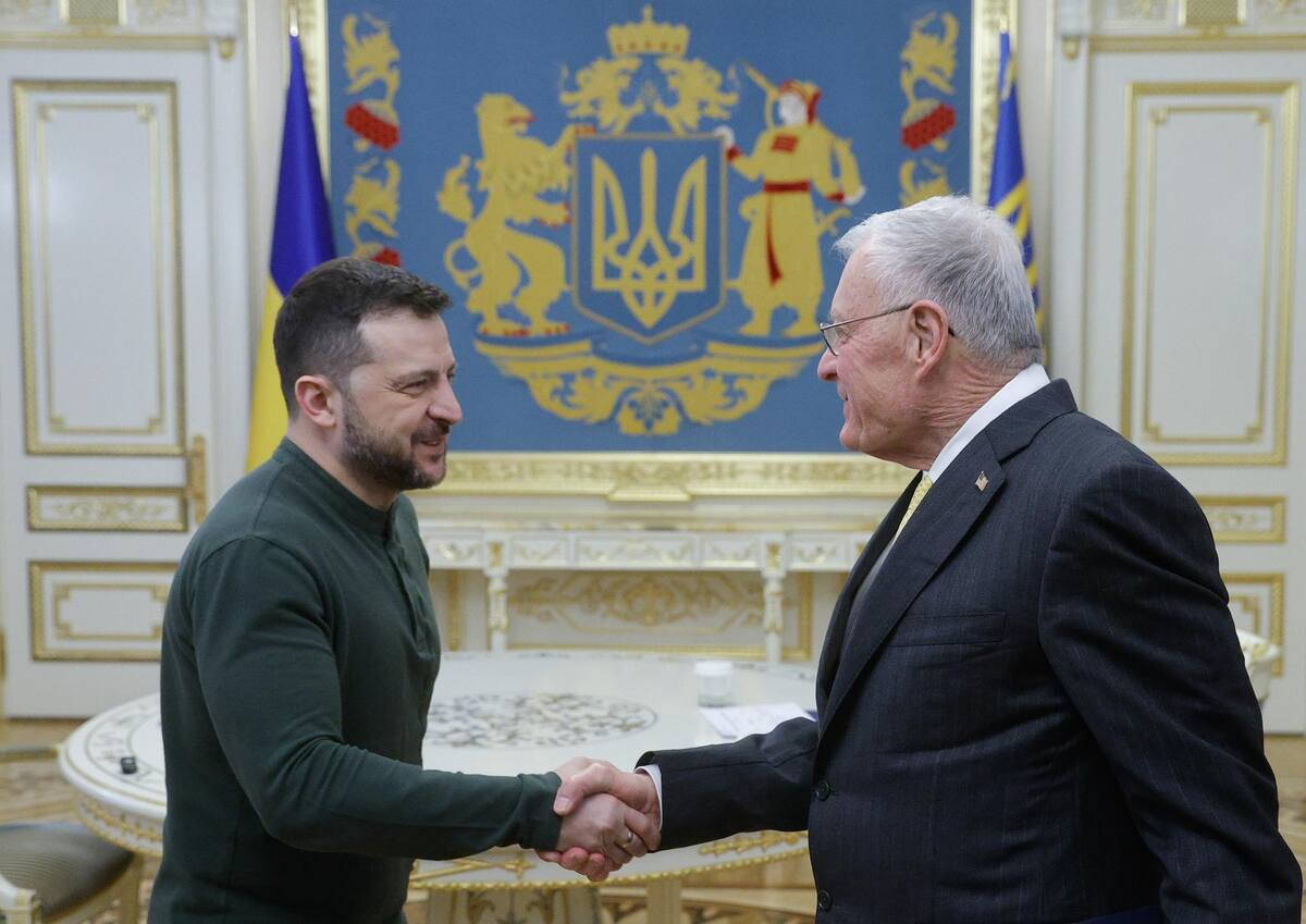 El presidente ucraniano Volodymyr Zelensky (L) da la bienvenida al enviado especial presidencial de EE. UU. para Rusia y Ucrania, Keith Kellogg (R), antes de su reunión en Kyiv, Ucrania, el 20 de febrero de 2025. Keith Kellogg llegó a Ucrania para reunirse con altos funcionarios ucranianos en medio de la invasión rusa en curso. | Crédito: EFE/EPA/SERGEY DOLZHENKO