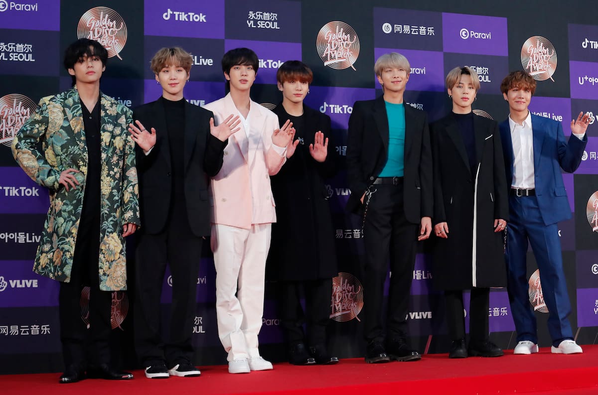 ARCHIVO – Integrantes de BTS posan para retratos durante los Premios Golden Disk en Seúl, Corea del Sur el 5 de enero de 2020. La banda está nominada a su primer Grammy, en la categoría de mejor interpretación de un dúo o grupo pop, y se presentará en la ceremonia del domingo 14 de marzo de 2021. (AP foto/Ahn Young-joon)