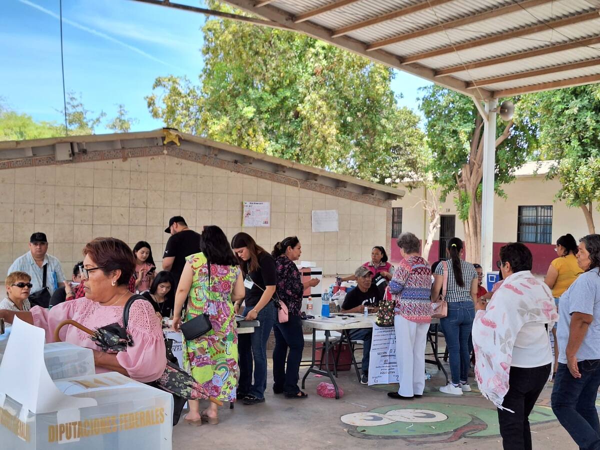 Ciudadanos emiten su voto en la casilla ubicada en la Escuela Primaria
Benito Juárez, en el municipio de Bácum. FOTO: MAYRA ECHEVERRÍA