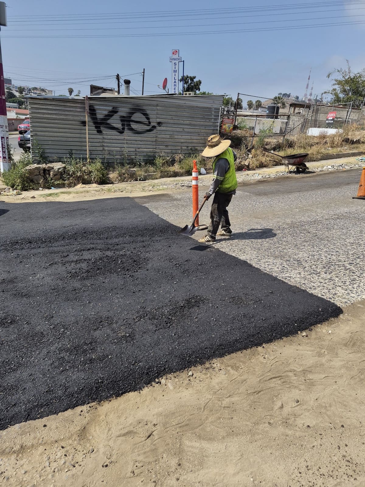 El trabajador de la construcción realiza labores voluntarias de bacheo en distintas calles de la ciudad y sostiene su actividad con aportaciones ciudadanas. Foto: Cortesía