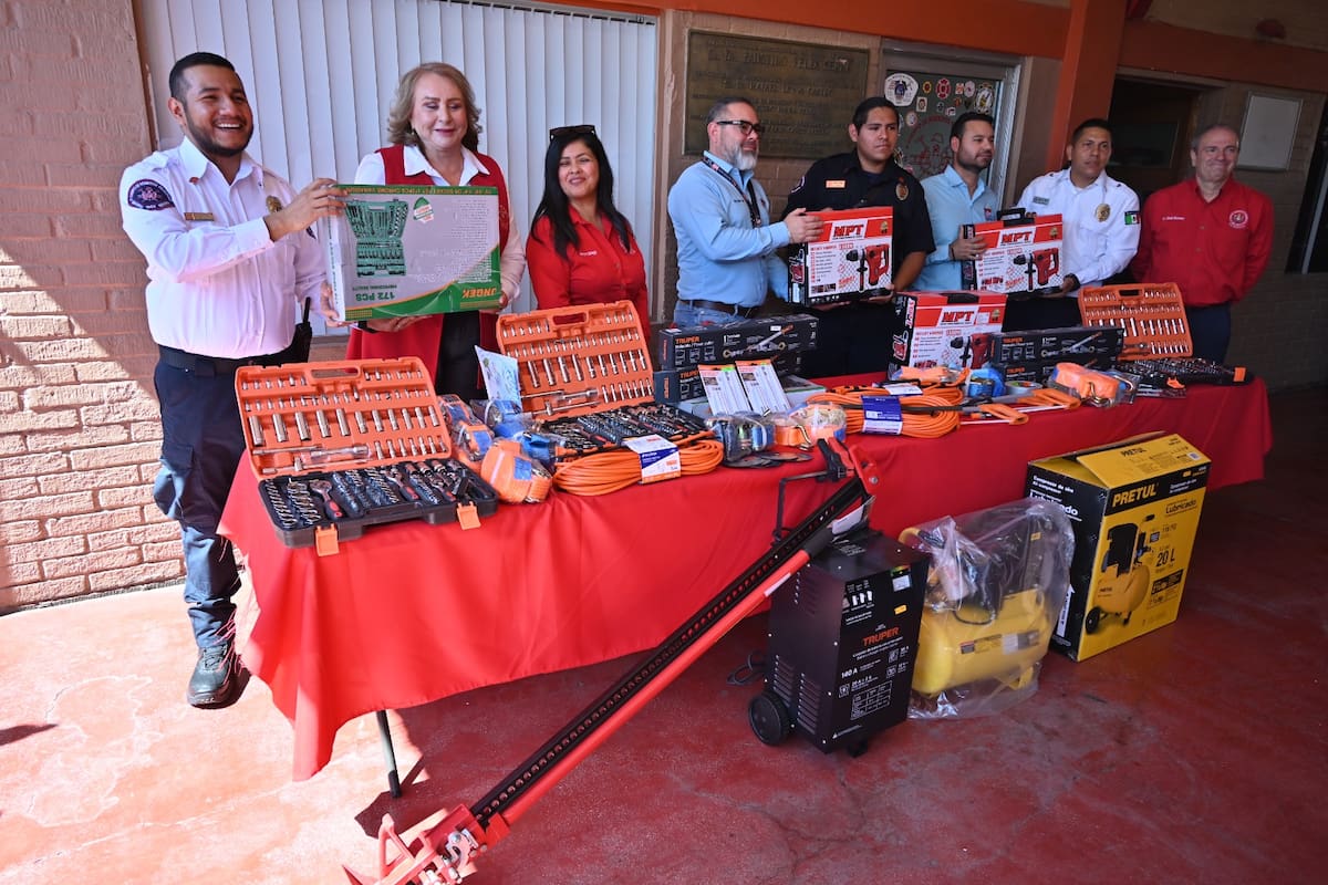 Entregan equipo de rescate a Bomberos Voluntarios de SLRC
