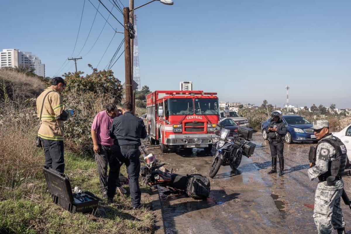 Choque entre vehículos deja a motociclista en el suelo