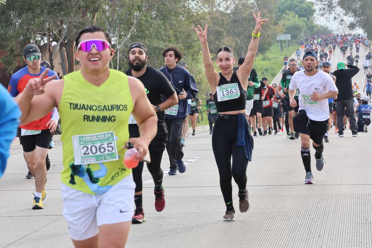 Corredores de todas las edades, incluso varios disfrazados, realizaron el largo recorrido.
