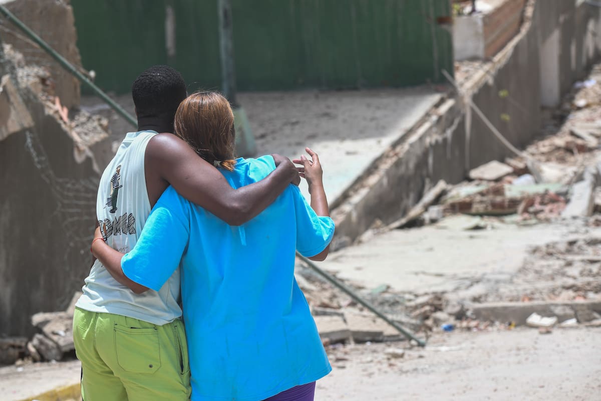 LA GUAIRA, 25 junio, 2026 (Xinhua) Una pareja se abraza frente a los escombros de un edificio derrumbado luego de que se registraran dos terremotos, en Playa Grande, estado La Guaira, Venezuela, el 25 de junio de 2026. (Xinhua/Marcos Salgado) (ms) (jg) (ra) (ce)