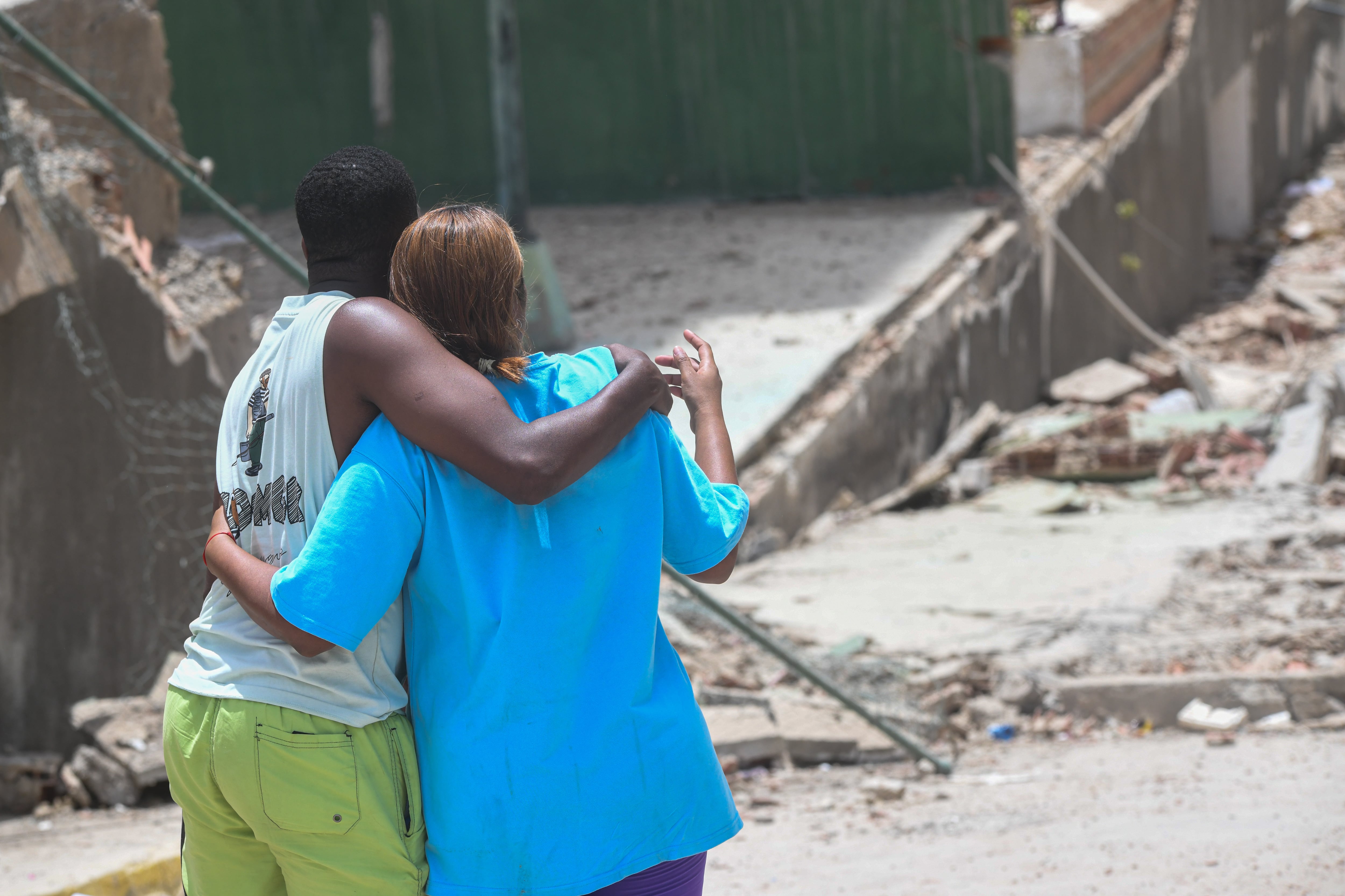 LA GUAIRA, 25 junio, 2026 (Xinhua) Una pareja se abraza frente a los escombros de un edificio derrumbado luego de que se registraran dos terremotos, en Playa Grande, estado La Guaira, Venezuela, el 25 de junio de 2026. (Xinhua/Marcos Salgado) (ms) (jg) (ra) (ce)