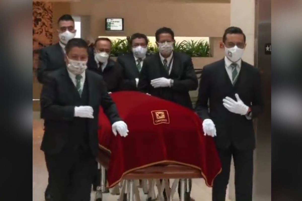 Trasladan restos del expresidente Luis Echeverría al Panteón Español en CDMX